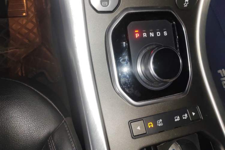 Used Land Rover Range Evoque 2018 240 PS SE Smart Brilliance Edition Gear Lever