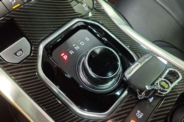 Used Land Rover Range Evoque 2018 240 PS SE Smart Brilliance Edition Gear Lever