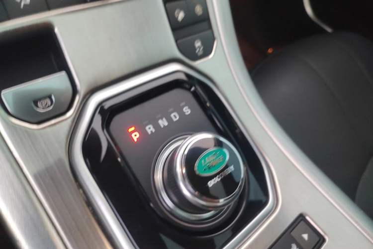 Used Land Rover Range Evoque 2018 240 PS SE Smart Brilliance Edition Gear Lever