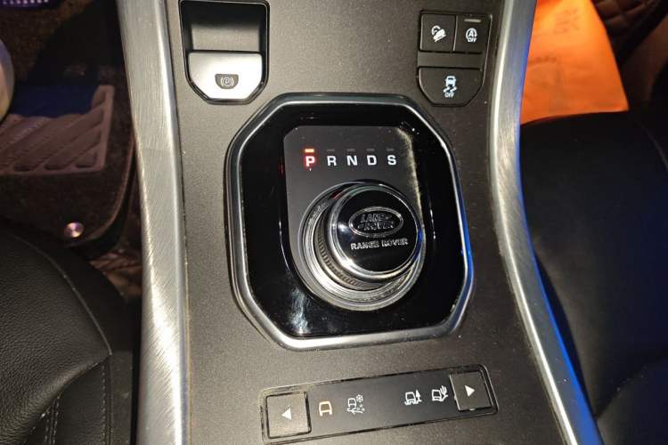 Used Land Rover Range Evoque 2018 240 PS SE Smart Brilliance Edition Gear Lever