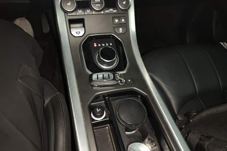 Used Land Rover Range Evoque 2018 240 PS SE Smart Brilliance Edition Gear Lever
