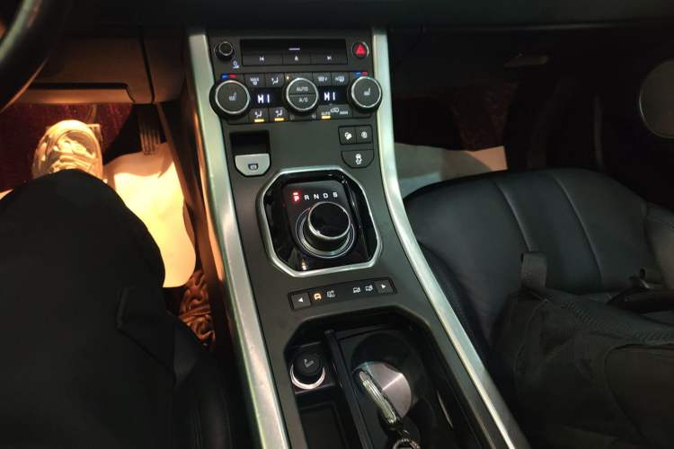 Used Land Rover Range Evoque 2018 240 PS SE Smart Brilliance Edition Gear Lever