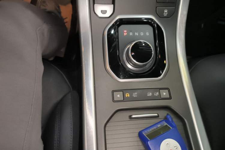 Used Land Rover Range Evoque 2018 240PS PURE Style Edition Gear Lever