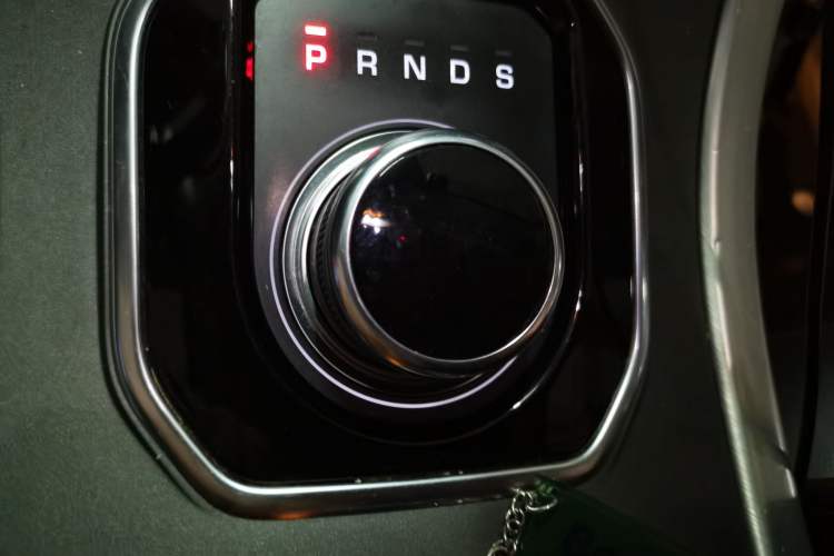 Used Land Rover Range Evoque 2018 240 PS SE Smart Brilliance Edition Gear Lever