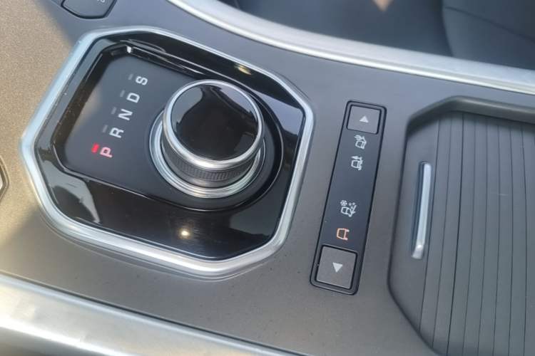 Used Land Rover Range Evoque 2018 240 PS SE Smart Brilliance Edition Gear Lever