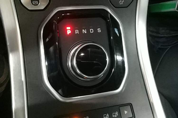 Used Land Rover Range Evoque 2018 240 PS SE Smart Brilliance Edition Gear Lever
