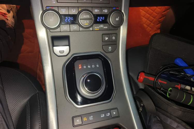 Used Land Rover Range Evoque 2018 240 PS SE DYNAMIC Smart Edition Gear Lever