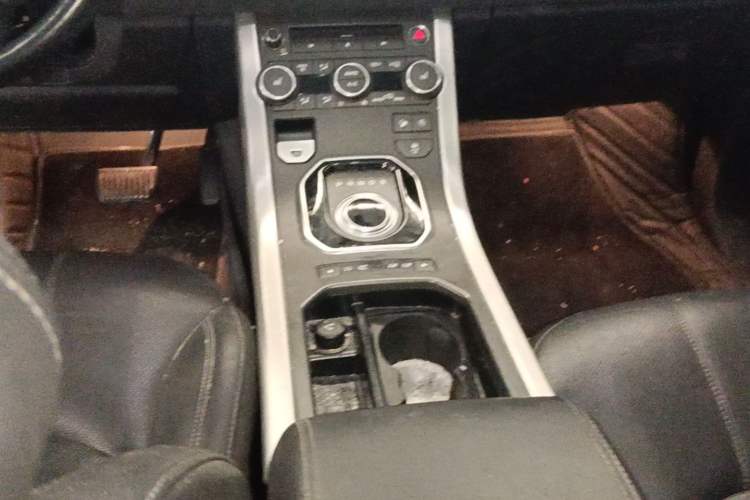 Used Land Rover Range Evoque 2018 240 PS SE DYNAMIC Smart Edition Gear Lever