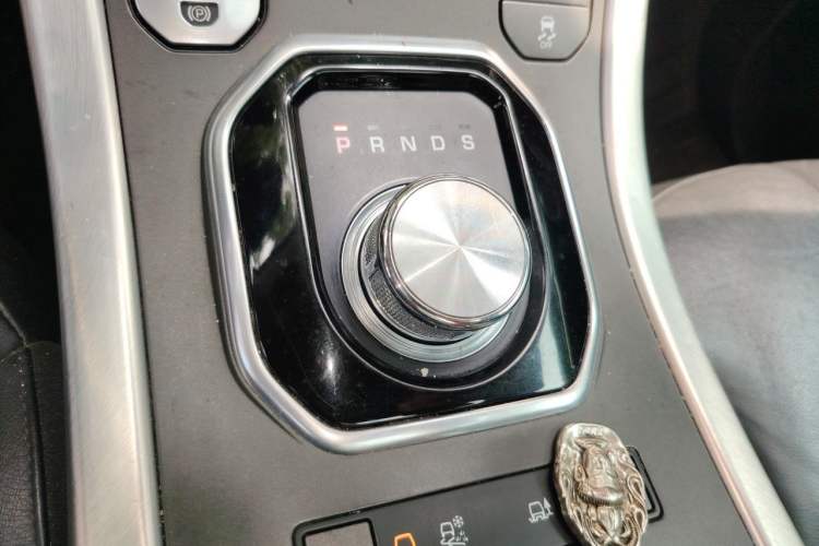 Used Land Rover Range Evoque 2018 240 PS SE Smart Brilliance Edition Gear Lever