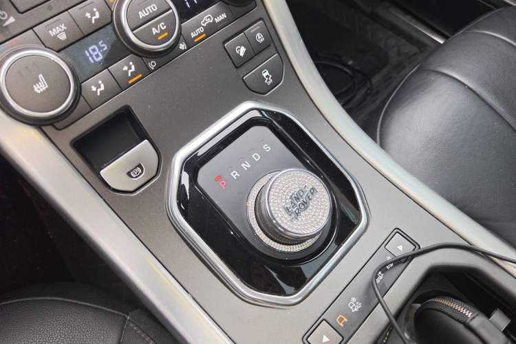 Used Land Rover Range Evoque 2018 240 PS SE Smart Brilliance Edition Gear Lever