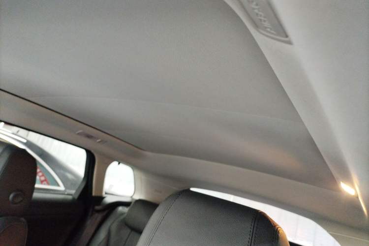 Used Land Rover Range Evoque 2018 240 PS SE Smart Brilliance Edition Headliner