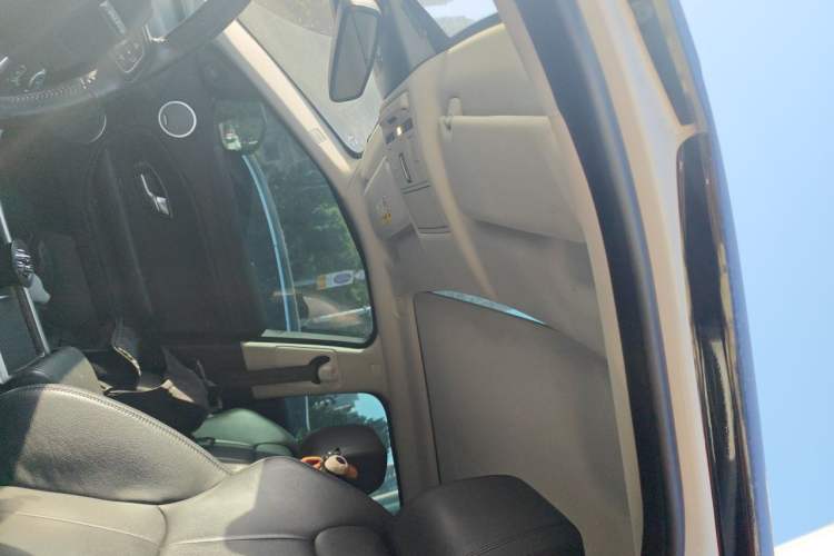 Used Land Rover Range Evoque 2018 240 PS SE Smart Brilliance Edition Headliner