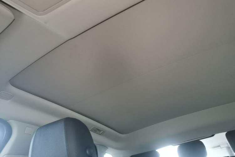 Used Land Rover Range Evoque 2018 240 PS SE Smart Brilliance Edition Headliner
