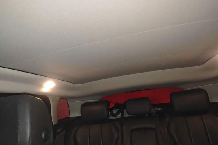 Used Land Rover Range Evoque 2018 240 PS SE Smart Brilliance Edition Headliner