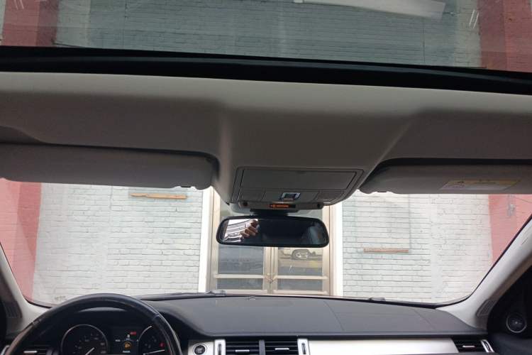 Used Land Rover Range Evoque 2018 240 PS SE Smart Brilliance Edition Headliner