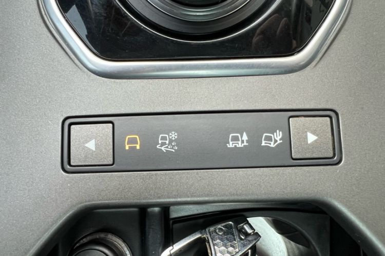 Used Land Rover Range Evoque 2018 240 PS SE Smart Brilliance Edition Interior 1