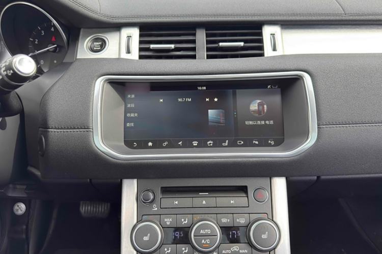 Used Land Rover Range Evoque 2018 240 PS SE Smart Brilliance Edition Interior 10