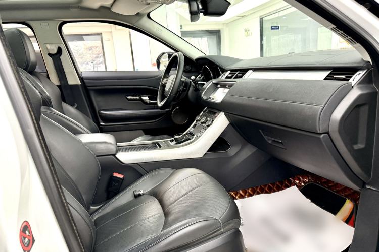Used Land Rover Range Evoque 2018 240 PS SE DYNAMIC Smart Edition Interior 10