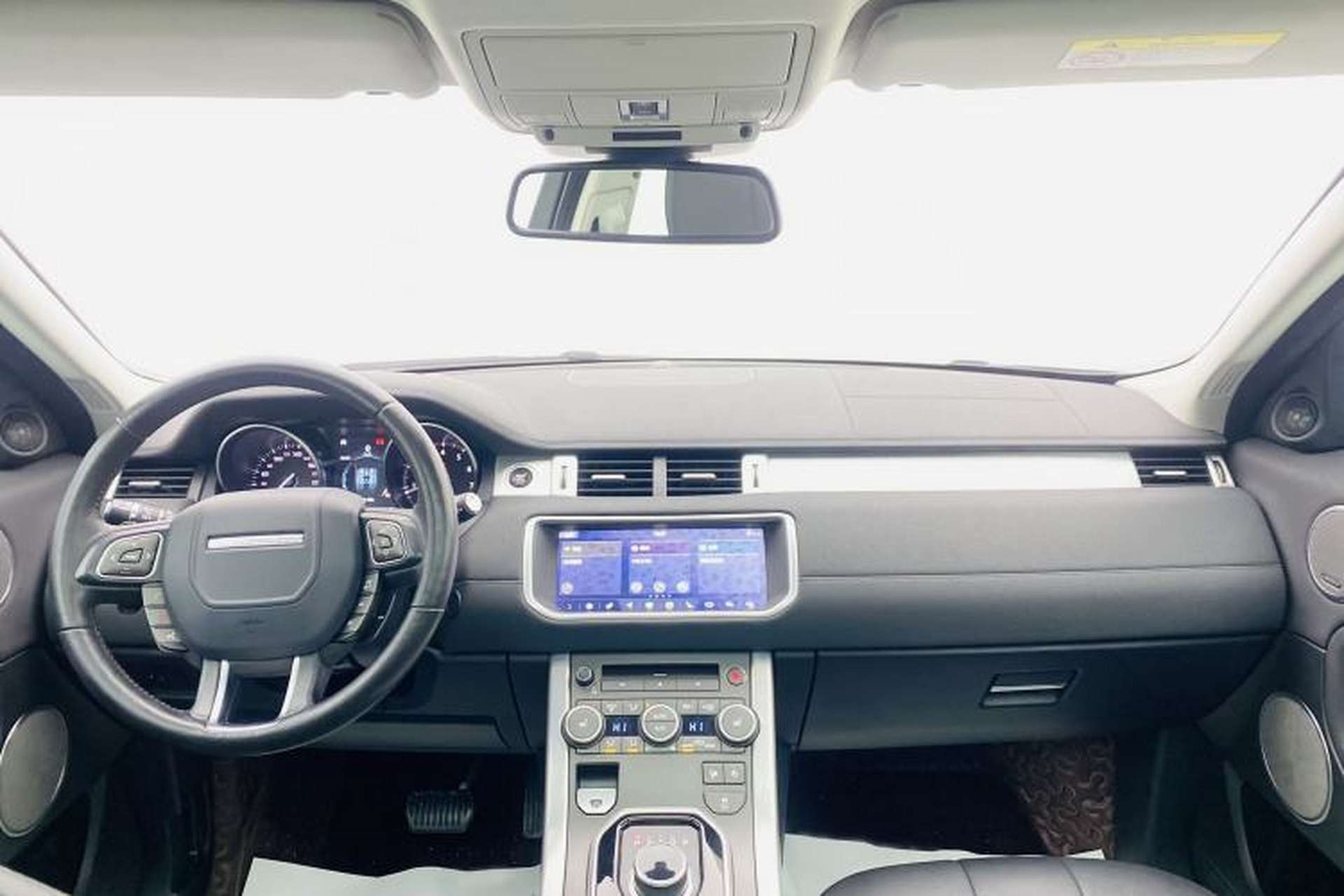 Used Land Rover Range Evoque 2018 240 PS SE Smart Brilliance Edition Interior 10
