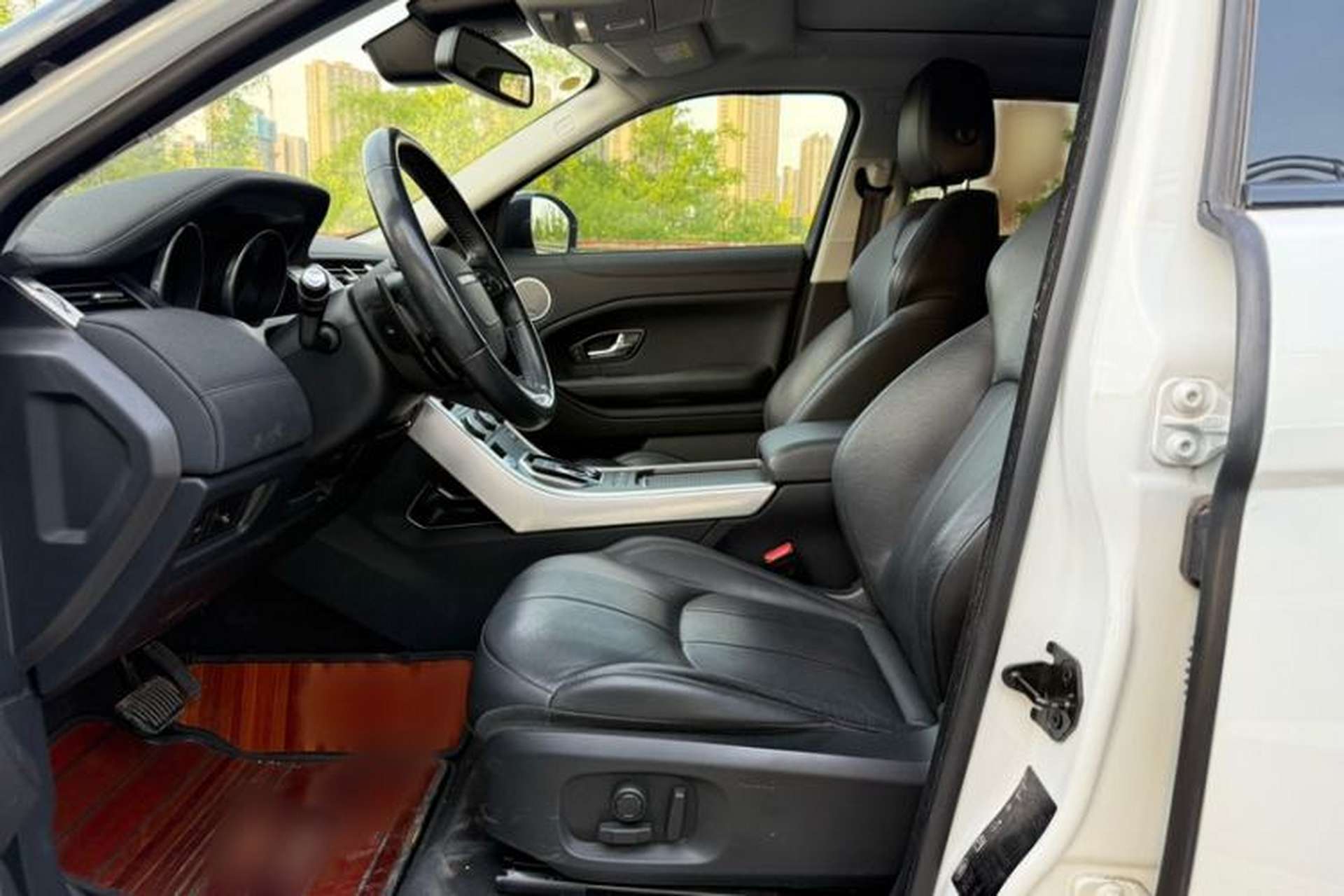 Used Land Rover Range Evoque 2018 240 PS SE Smart Brilliance Edition Interior 2