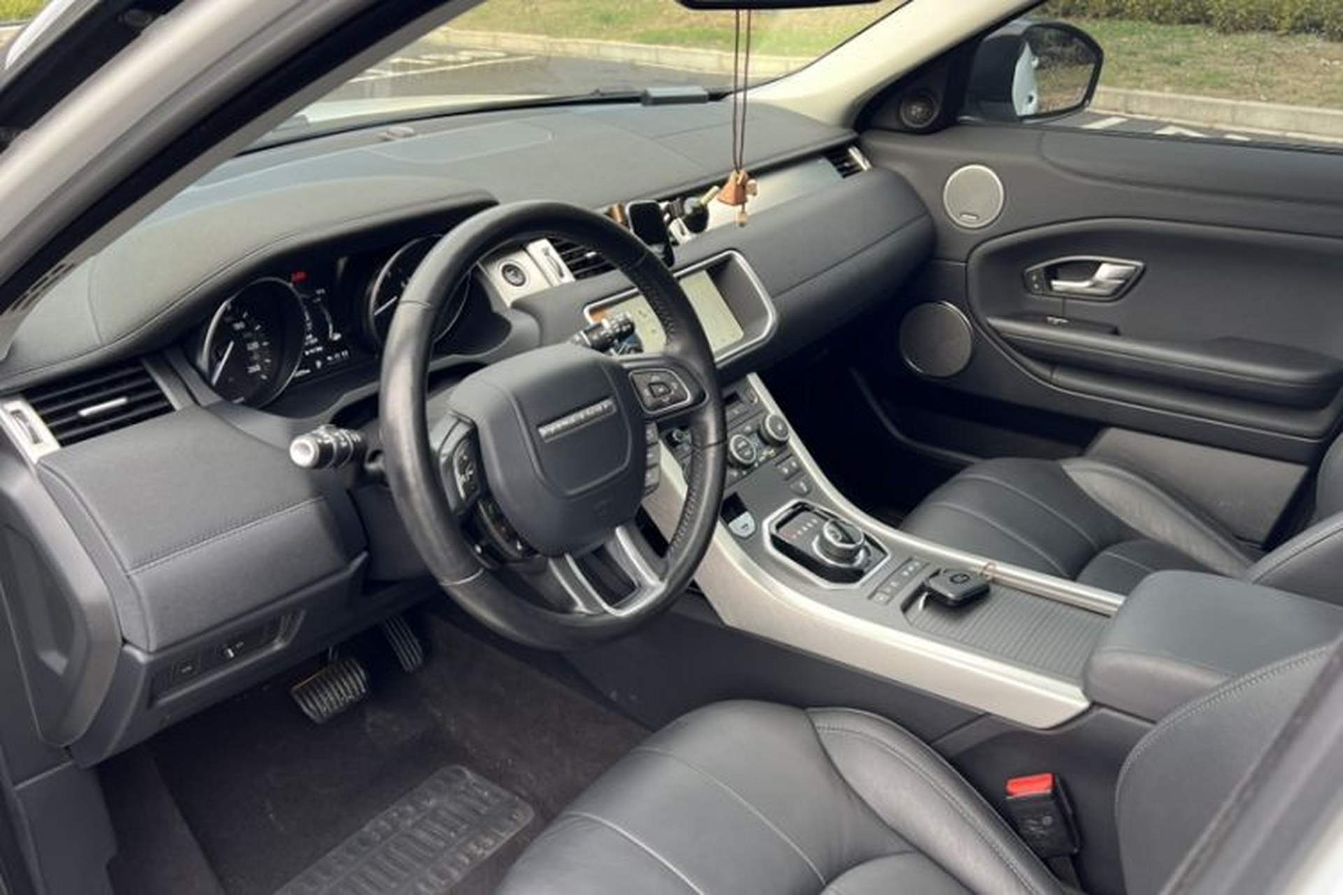 Used Land Rover Range Evoque 2018 240 PS SE Smart Brilliance Edition Interior 3