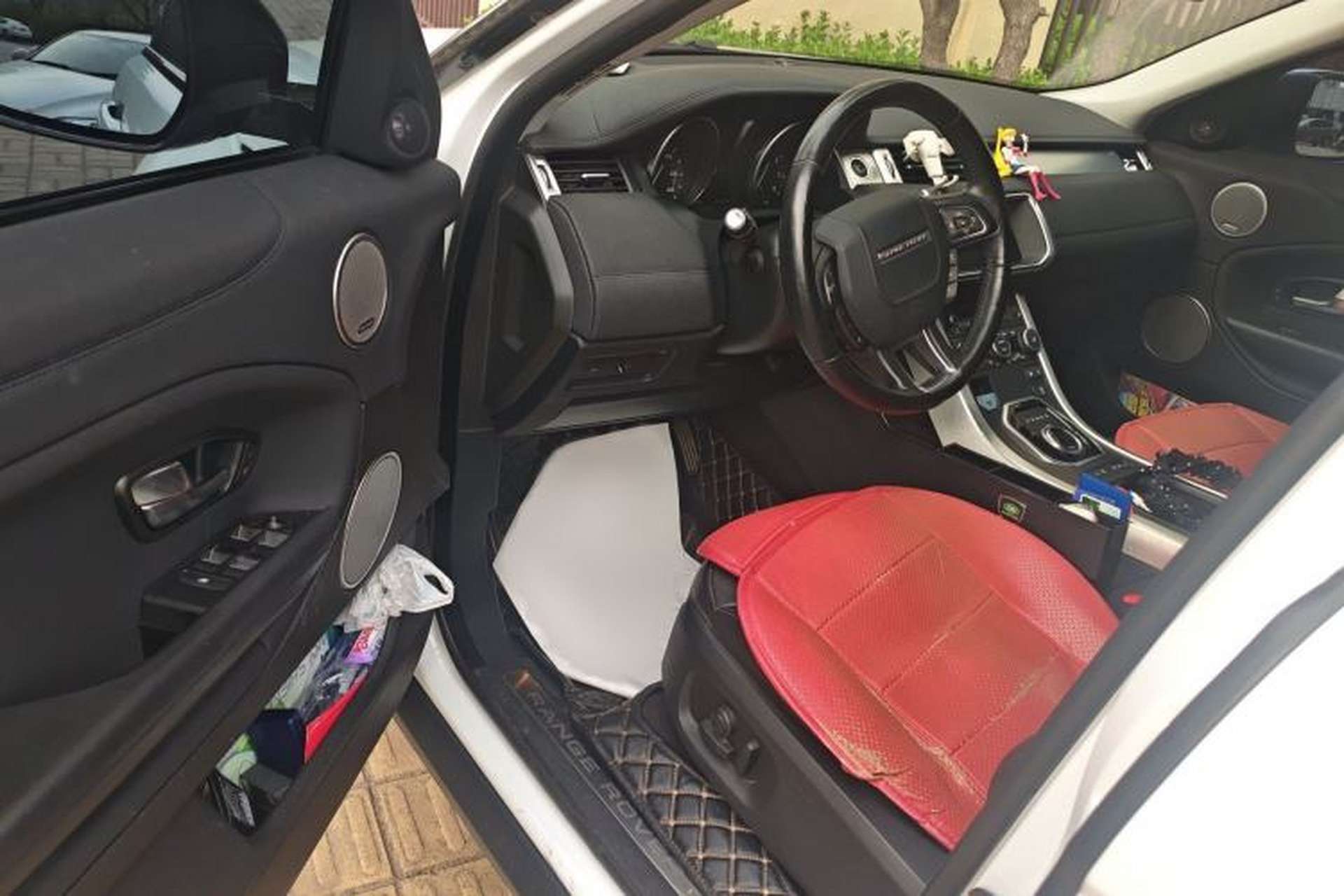 Used Land Rover Range Evoque 2018 240 PS SE Smart Brilliance Edition Interior 3