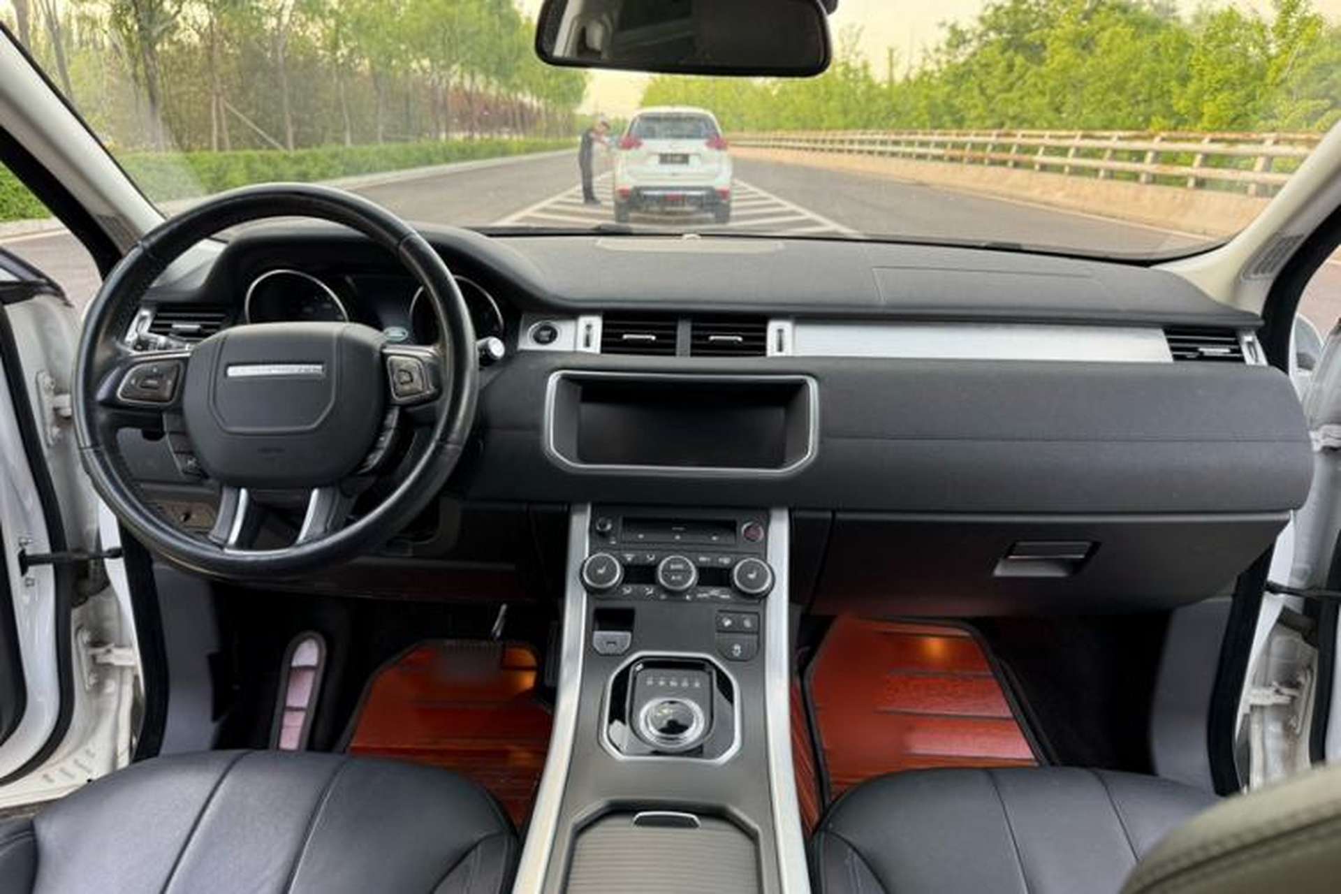 Used Land Rover Range Evoque 2018 240 PS SE Smart Brilliance Edition Interior 3