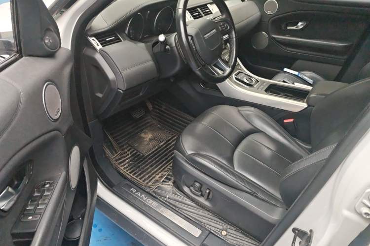 Used Land Rover Range Evoque 2018 240 PS SE Smart Brilliance Edition Interior 3