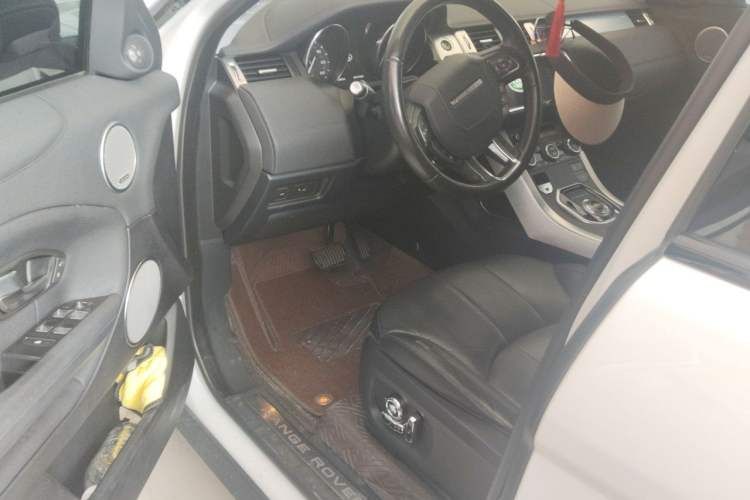 Used Land Rover Range Evoque 2018 240 PS SE Smart Brilliance Edition Interior 3