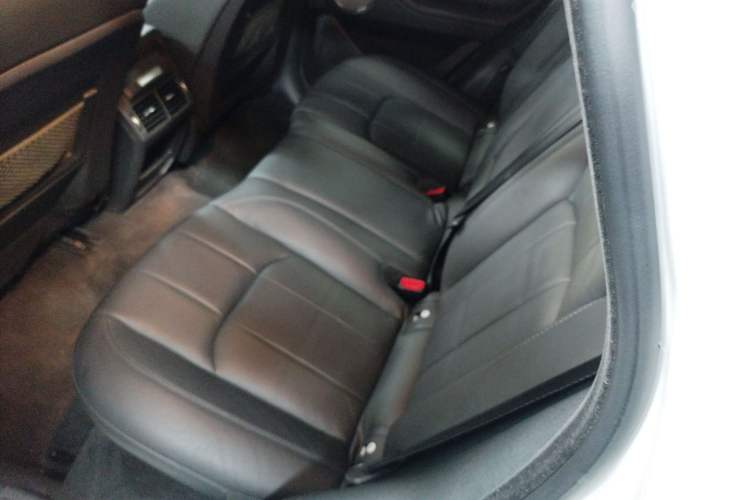Used Land Rover Range Evoque 2018 240 PS SE Smart Brilliance Edition Interior 4