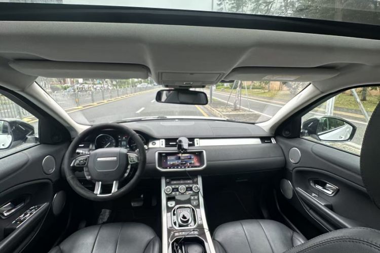 Used Land Rover Range Evoque 2018 240 PS SE Smart Brilliance Edition Interior 4