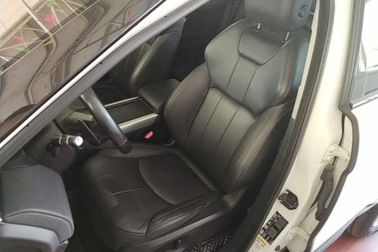 Used Land Rover Range Evoque 2018 240PS PURE Style Edition Left Front Seat