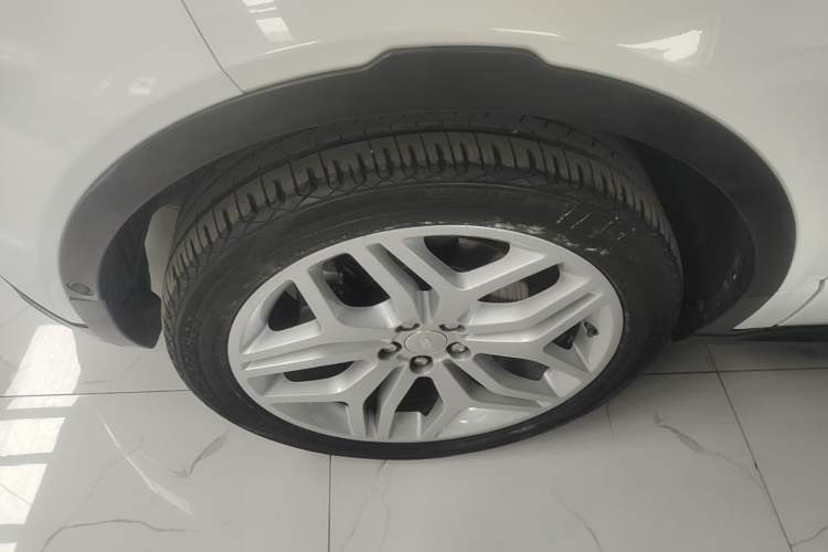 Used Land Rover Range Evoque 2018 240 PS HSE DYNAMIC All-Wheel Drive Edition Left Front Wheel Hub