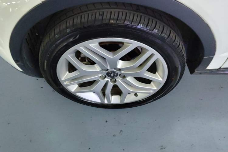 Used Land Rover Range Evoque 2018 240 PS HSE DYNAMIC All-Wheel Drive Edition Left Front Wheel Hub