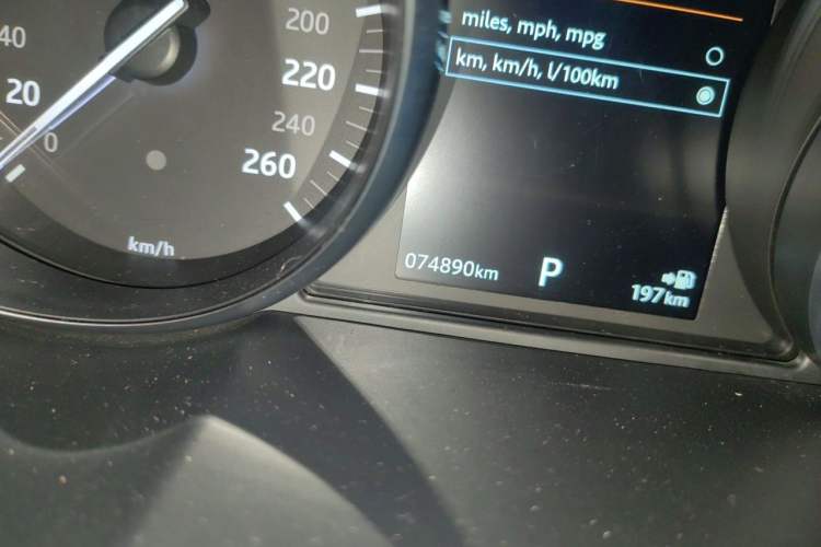 Used Land Rover Range Evoque 2018 240 PS SE Smart Brilliance Edition Odometer Close Up