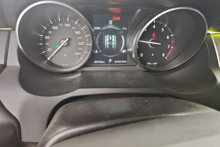 Used Land Rover Range Evoque 2018 240 PS SE Smart Brilliance Edition Odometer Close Up
