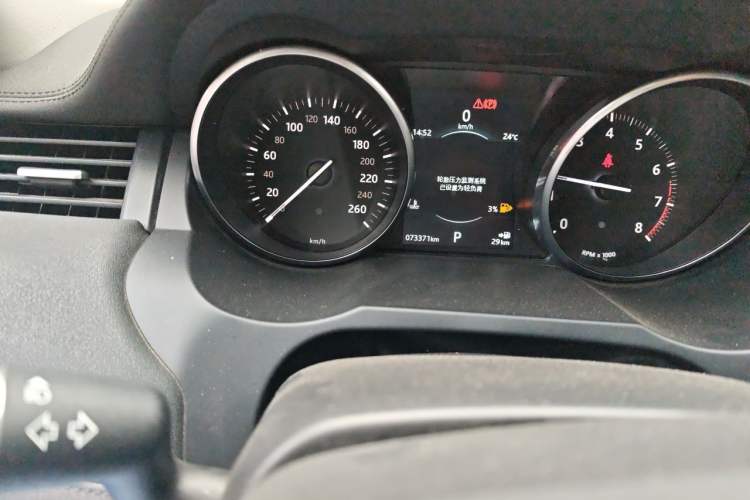 Used Land Rover Range Evoque 2018 240 PS SE Smart Brilliance Edition Odometer Close Up