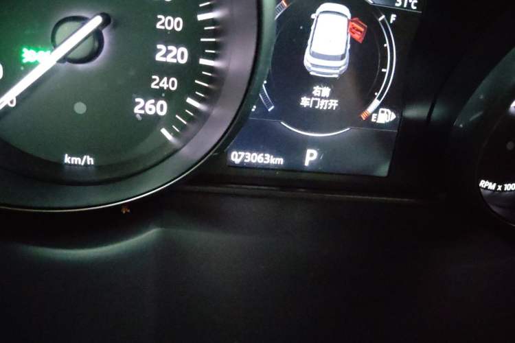 Used Land Rover Range Evoque 2018 240 PS SE DYNAMIC Smart Edition Odometer Close Up