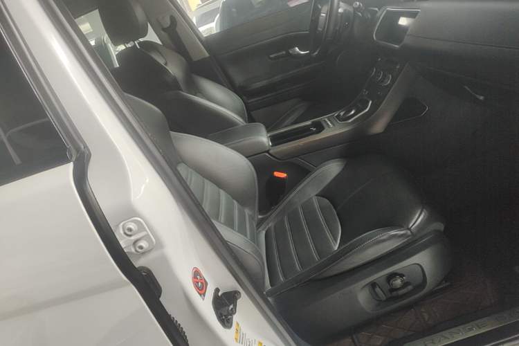 Used Land Rover Range Evoque 2018 240 PS HSE DYNAMIC All-Wheel Drive Edition Right Front Seat