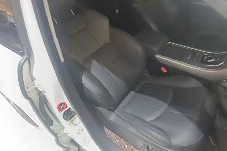 Used Land Rover Range Evoque 2018 240 PS SE Smart Brilliance Edition Right Front Seat