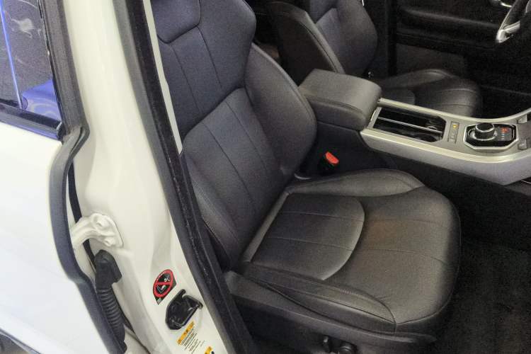 Used Land Rover Range Evoque 2018 240 PS SE Smart Brilliance Edition Right Front Seat