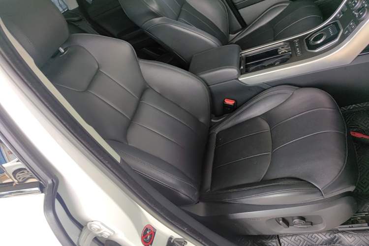 Used Land Rover Range Evoque 2018 240 PS SE Smart Brilliance Edition Right Front Seat