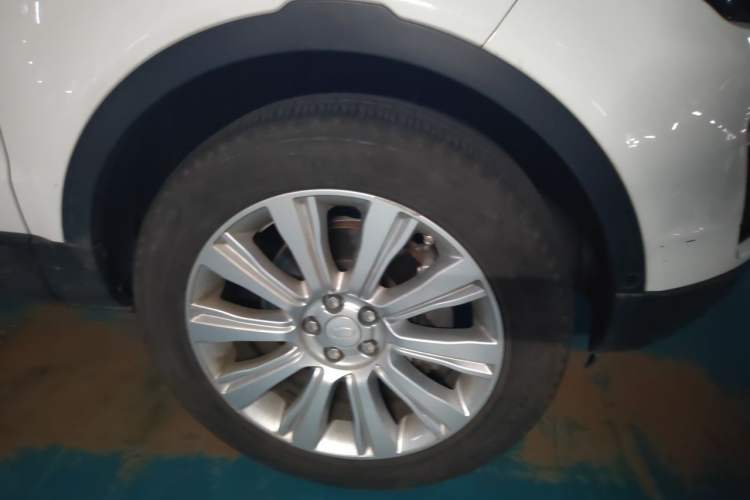 Used Land Rover Range Evoque 2018 240 PS SE Smart Brilliance Edition Right Front Wheel Hub