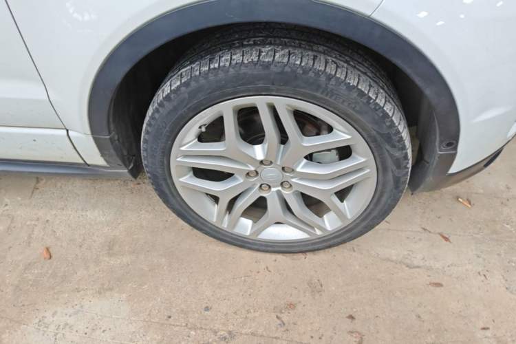 Used Land Rover Range Evoque 2018 240 PS HSE DYNAMIC All-Wheel Drive Edition Right Front Wheel Hub