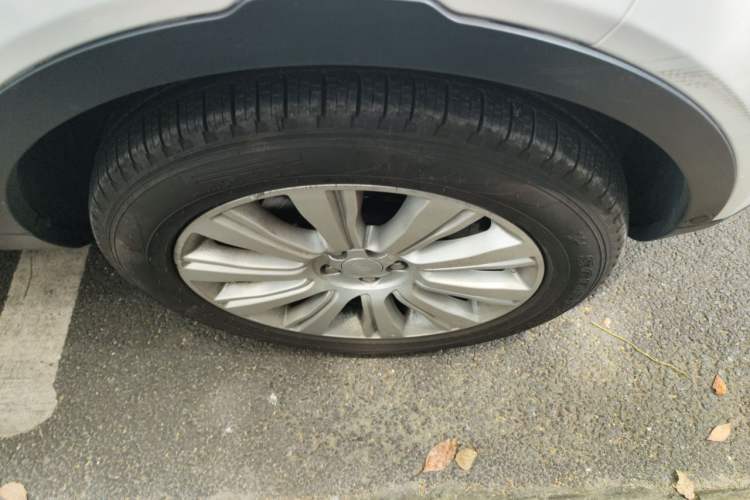 Used Land Rover Range Evoque 2018 240 PS SE Smart Brilliance Edition Right Front Wheel Hub