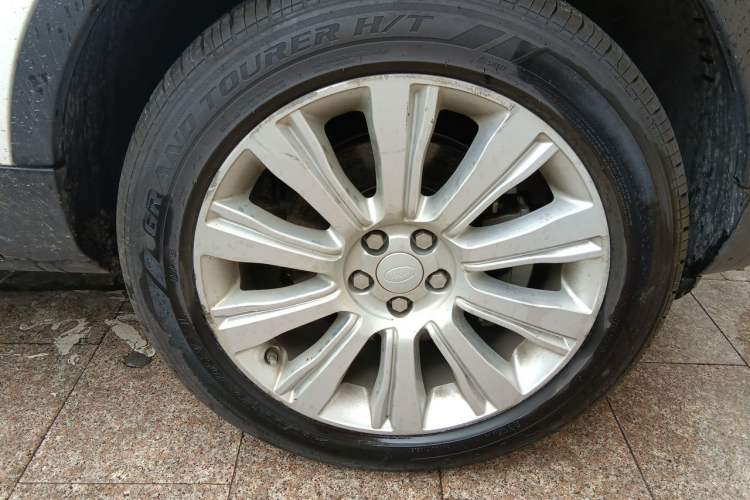 Used Land Rover Range Evoque 2018 240 PS SE Smart Brilliance Edition Right Front Wheel Hub