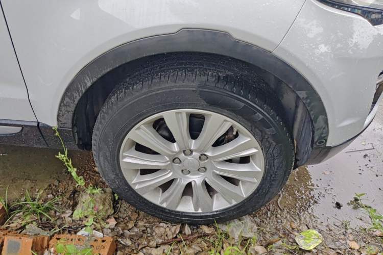Used Land Rover Range Evoque 2018 240 PS SE Smart Brilliance Edition Right Front Wheel Hub