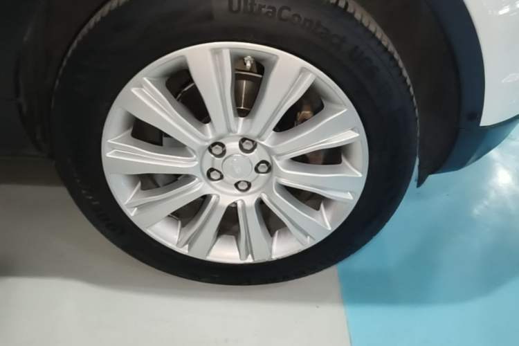 Used Land Rover Range Evoque 2018 240 PS SE Smart Brilliance Edition Right Front Wheel Hub