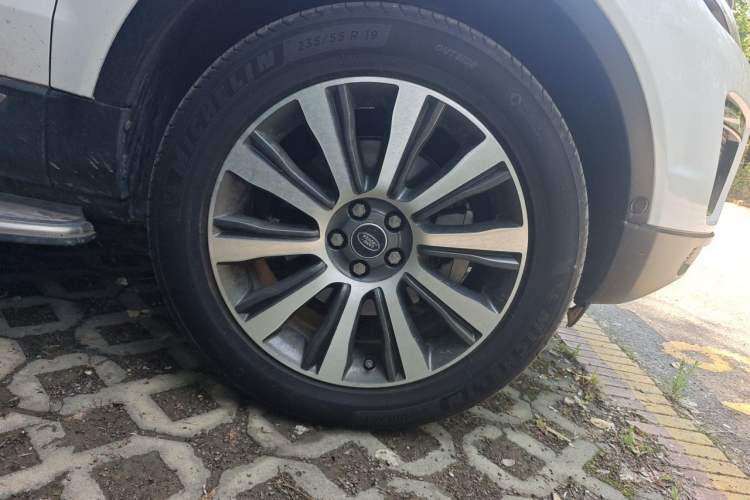 Used Land Rover Range Evoque 2018 240 PS SE Smart Brilliance Edition Right Front Wheel Hub