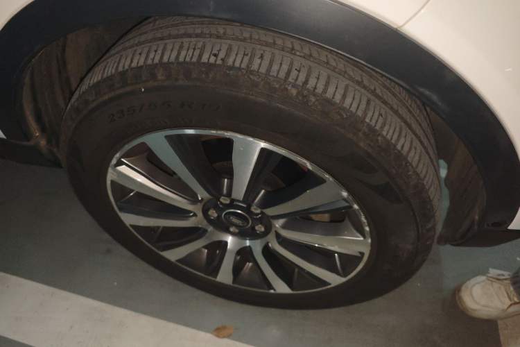 Used Land Rover Range Evoque 2018 240 PS SE Smart Brilliance Edition Right Front Wheel Hub